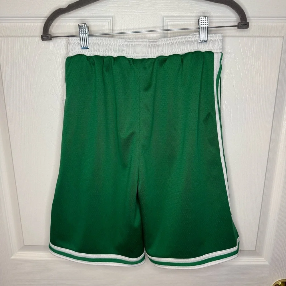 Nike Kids NBA Celtics Green Athletic Shorts Size Large 14/16 GUC